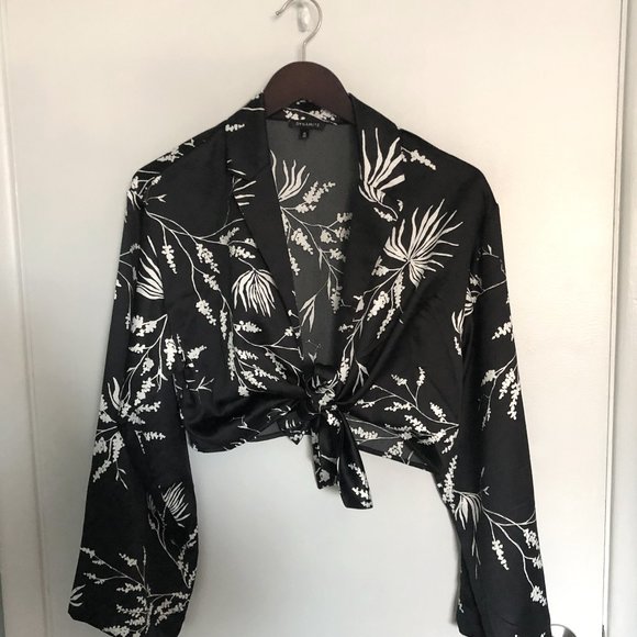 NWOT Dynamite Maeve Front Tie Crop Satin Top Black Floral Print Size Medium - Picture 1 of 4